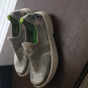OOFOS Slip ons